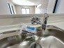 時短に活躍する食器洗浄機や一杯の水も楽しめる浄水器があるシステムキッチン。

