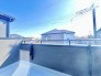 陽ざしが差込む明るいバルコニー。奥行きのあるバルコニーはお洗濯時に助かります。
