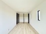 今からここを誰のお部屋にしようか、そんな洋室。大きさは8.4帖です。
