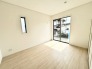 2号棟 どんな家具にでも相性が良い清潔感ある白色調のクロスを採用。主張しすぎない配色、耐久性にも優れた床材は日々のメンテナンスも楽に、快適に過ごして頂けるよう考えられています。
