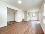 1号棟 温かみのある木目調の床が、心地よい広がりを感じさせる空間。シンプルなデザインは、ご自身のスタイルに合わせて様々な表情に彩ることができます
 2026/04/09m