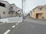 閑静な住宅街に佇む、落ち着いた佇まいの住まい。統一感のある街並みが、穏やかな暮らしを予感させます
