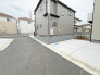 静けさと落ち着きが漂う、整然とした街並みに佇む住まい。ゆとりある敷地は、日々の暮らしに穏やかな時間をもたらします
