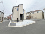 閑静な住宅街に佇む、穏やかな彩りの住まい。周囲の街並みに調和し、落ち着いた日常を育む、心地よい空間が広がります
