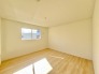 1号棟 大きな開口部から明るい光が差し込む、日中の室内の明るさがこの部屋の魅力です。
 2026/02/01m