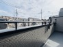陽ざしが差込む明るいバルコニー。奥行きのあるバルコニーはお洗濯時に助かります。
