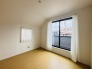 大きな開口部から明るい光が差し込む、日中の室内の明るさがこの部屋の魅力です。
