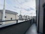 陽ざしが差込む明るいバルコニー。奥行きのあるバルコニーはお洗濯時に助かります。
