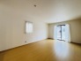 大きな開口部から明るい光が差し込むリビング。日中の室内の明るさがこの部屋の魅力です。
