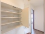 廊下部分にも収納がございます。他にも収納スペースがしっかり確保されており、片付け上手なお家となっております。