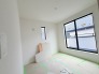 4号棟 今からここを誰のお部屋にしようか、そんな洋室。大きさは5.25帖です。
