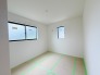 4号棟 今からここを誰のお部屋にしようか、そんな洋室。大きさは6.0帖です。
