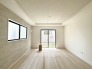 家族や友人、両親、親戚とこれから沢山の時間を紡ぐのだろう。そこを彩るのは窓から見える青い空、心地よい緑。そんなイメージが膨らむリビングスペース。
