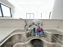 時短に活躍する食器洗浄機や一杯の水も楽しめる浄水器があるシステムキッチン。
