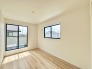 大きな開口部から明るい光が差し込む、日中の室内の明るさがこの部屋の魅力です。
