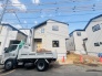 戸建てが立ち並ぶ静かな住宅街。四季折々の移り変わりを感じながら自然と楽しみ、暮らす、そんな毎日を日々の中で感じられる住環境
