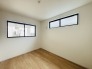 大きな開口部から明るい光が差し込む、日中の室内の明るさがこの部屋の魅力です。
