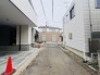 戸建てが立ち並ぶ静かな住宅街。四季折々の移り変わりを感じながら自然と楽しみ、暮らす、そんな毎日を日々の中で感じられる住環境
 30m
