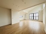 家族の集うリビングには色々な方向から光が差し込む設計に。家族のコミュニケーションが弾むスポットだから明るい雰囲気であってほしい。
