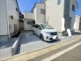 前面道路は広く、駐車がしやすいです。駐車スペース2台分ございます。
