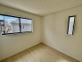 今からここを誰のお部屋にしようか、そんな洋室。大きさは5.25帖です。
