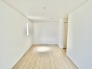 大きな開口部から明るい光が差し込む、日中の室内の明るさがこの部屋の魅力です。
