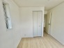 どんな家具にでも相性が良い清潔感ある白色調のクロスを採用。主張しすぎない配色、耐久性にも優れた床材は日々のメンテナンスも楽に、快適に過ごして頂けるよう考えられています。
