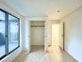 大きな開口部から明るい光が差し込む、日中の室内の明るさがこの部屋の魅力です。
