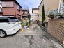 通りから入ったプライベート空間で落ち着いた雰囲気でお住いになる。敷地部分でお子様の遊ぶスペースや駐車スペースに活用できます。
