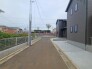 戸建てが立ち並ぶ静かな住宅街。四季折々の移り変わりを感じながら自然と楽しみ、暮らす、そんな毎日を日々の中で感じられる住環境
