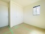 衣類の整理整頓に嬉しいクローゼット付きのお部屋。お子様のお部屋としても便利です。
