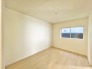 今からここを誰のお部屋にしようか、そんな洋室。大きさは7帖です。
