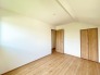 大きな開口部から明るい光が差し込む、日中の室内の明るさがこの部屋の魅力です。
