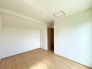大きな開口部から明るい光が差し込む、日中の室内の明るさがこの部屋の魅力です。
