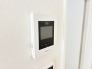 1号棟 録画機能もあり、どのような人が何時に来訪されたのかが分かります。防犯上はもちろん、お届け物などの把握にも便利です。ライトが付いているので、夜間でも安心です。

 2026/07/30m