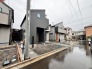 5号棟 前面道路は通り抜けができないため、交通量が少なく静かな住環境です。
