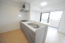 家族団欒のリビング。陽光差し込む食卓には家族の会話とスマイルが溢れます。いつまでもここで食卓を囲みたくなる、そう感じさせてくれるスペース。
