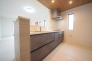 5号棟 壁付のキッチンは上部に収納が作りやすいのがメリット。空間を有効活用したすっきりとしたデザイン。
 2026/02/11m
