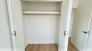 2号棟 衣類の整理整頓に嬉しいクローゼット付きのお部屋。お子様のお部屋としても便利です。
