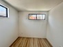 2号棟 今からここを誰のお部屋にしようか、そんな洋室。大きさは5.2帖です。
