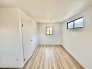 2号棟 仕切りをつけられるお部屋ですが、広く使うと10.5帖あります。