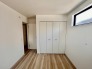 2号棟 衣類の整理整頓に嬉しいクローゼット付きのお部屋。お子様のお部屋としても便利です。
