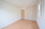 今からここを誰のお部屋にしようか、そんな洋室。大きさは6帖です。
