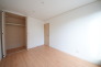 今からここを誰のお部屋にしようか、そんな洋室。大きさは6帖です。

