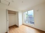 今からここを誰のお部屋にしようか、そんな洋室。大きさは南西角部屋4.5帖です。
