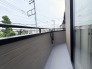 陽ざしが差込む明るいバルコニー。奥行きのあるバルコニーはお洗濯時に助かります。
