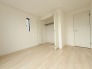 今からここを誰のお部屋にしようか、そんな洋室。大きさは6帖です。
