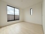 今からここを誰のお部屋にしようか、そんな洋室は南西角部屋。大きさは6帖です。
