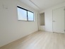 今からここを誰のお部屋にしようか、そんな洋室北西角部屋。大きさは5帖です。
