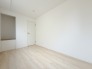 今からここを誰のお部屋にしようか、そんな洋室。北西角部屋大きさは5帖です。
